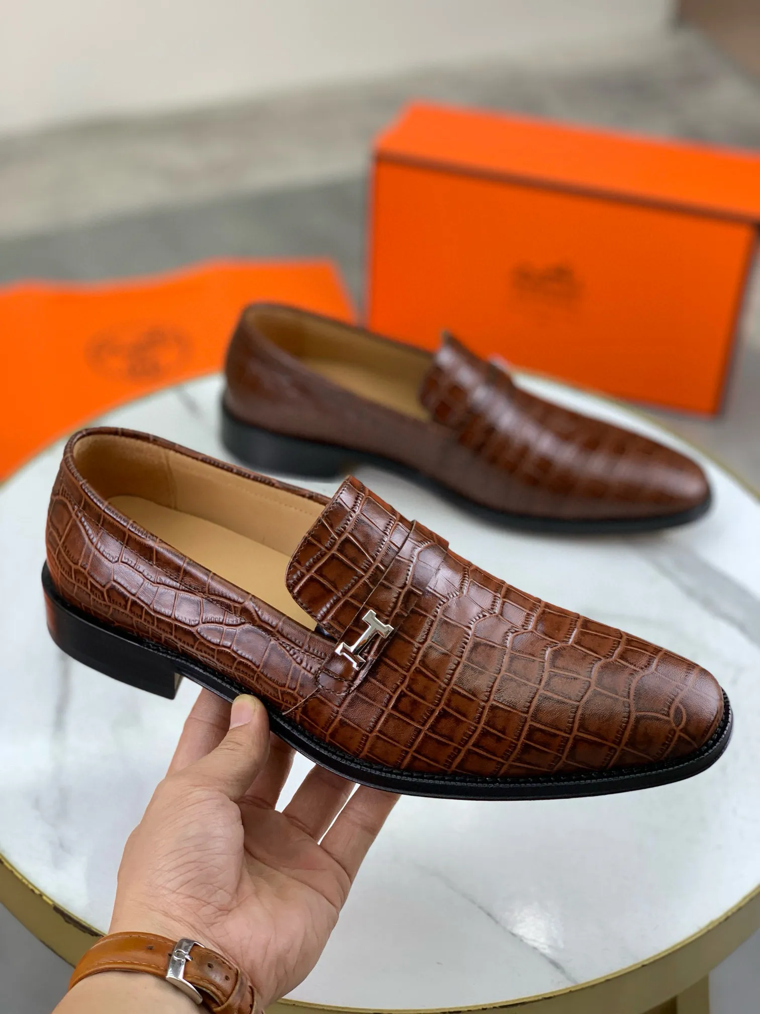 Factory price P960 💰Top version 💎💎💎 Original leather outsole Brand: Hermès (Hermès) Standard code: Men's size 39-44 (38, 45 can be customized) Grade: Same as the official website Original quality materials: Original soft calfskin Water-dyed cowhide lining Original Italian leather outsole Style categories: Men's fashion Formal casual leather shoes Slip-on men's shoes series Young fashion European and American trends, British style, colors: multiple options, counter packaging